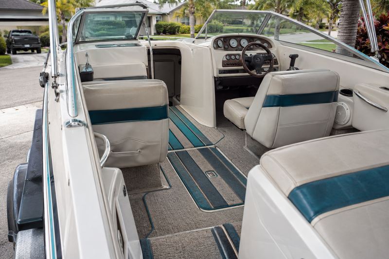 26 ft bowrider, worn carpet