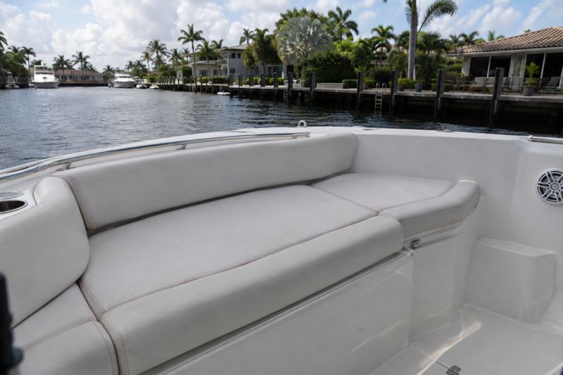 30 ft center console, worn cushions