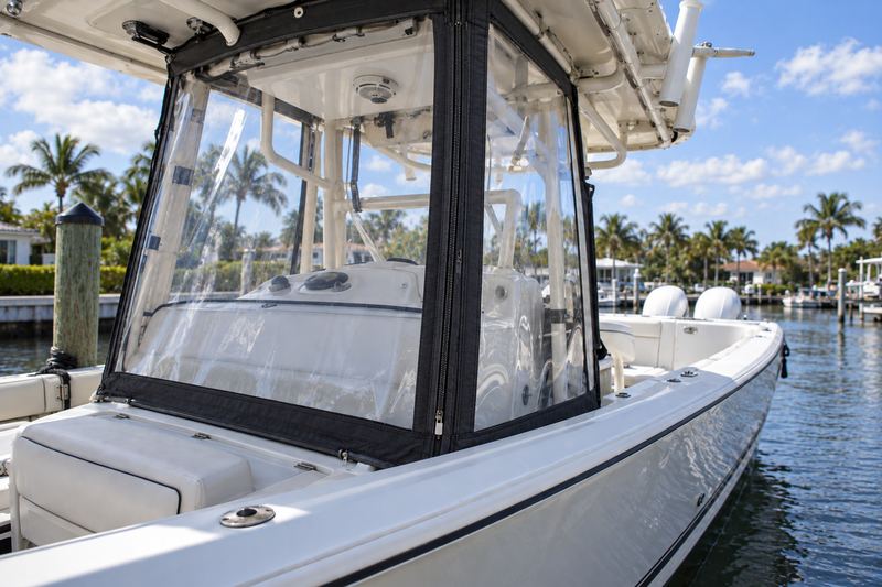 32 ft center console, new windscreen panels with black trim