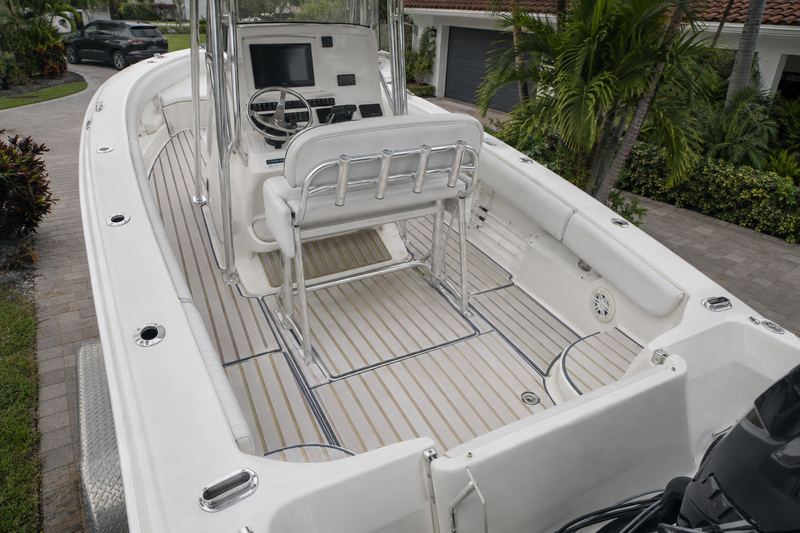 28 ft center console, worn deck