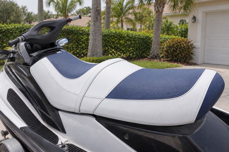 Two-seater jet ski, new seat in white and navy