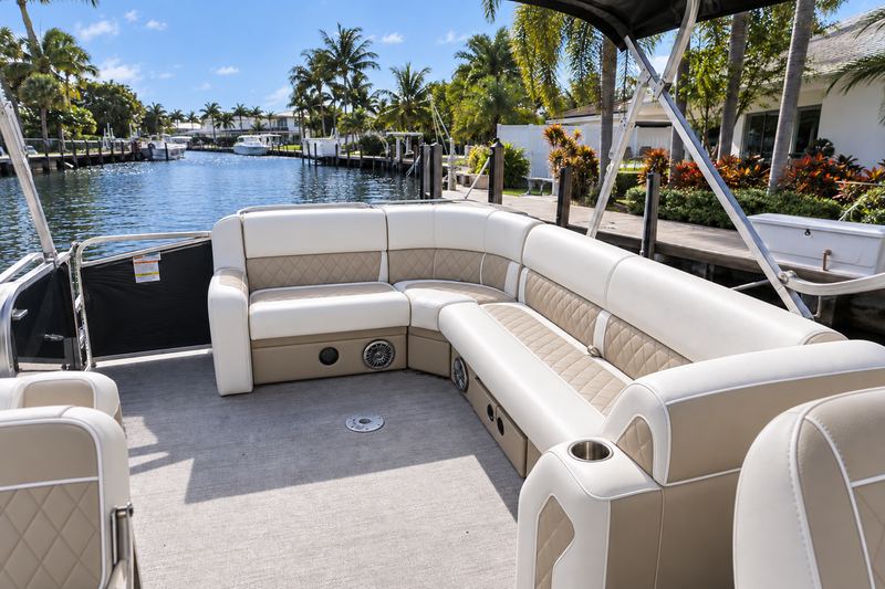 25 ft tritoon, new rear lounge in sand and white with diamond stitching