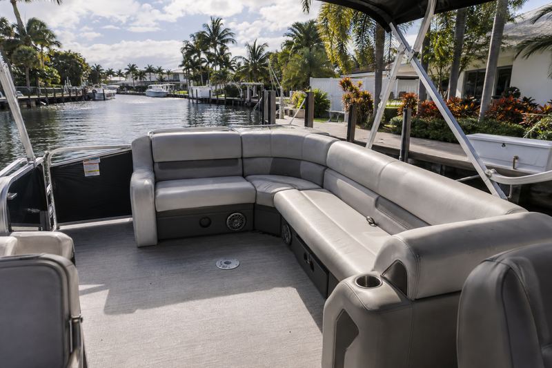 25 ft tritoon, worn pontoon seats