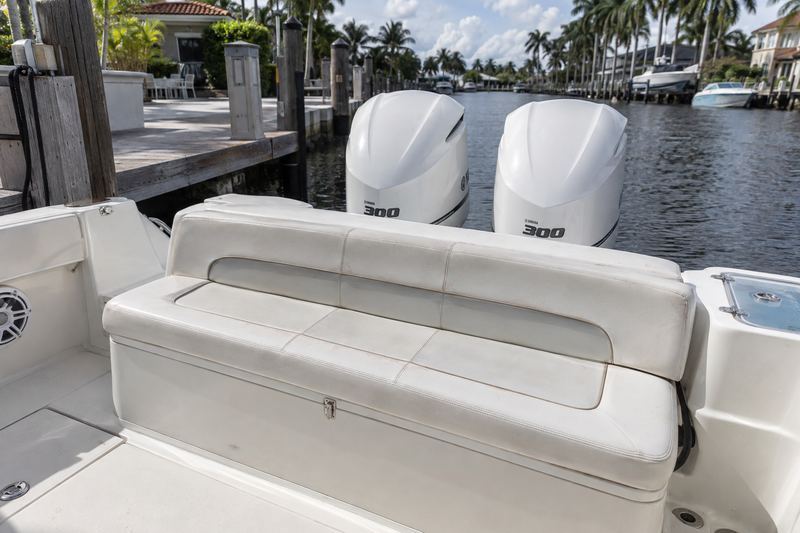 31 ft center console, worn seat upholstery