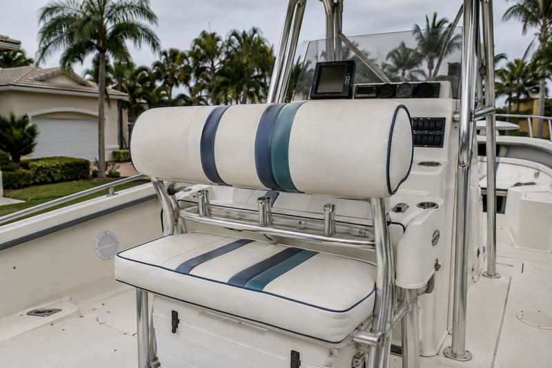 28 ft center console, white bolster with cracked vinyl